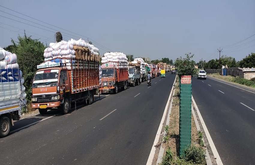 Ahmedabad News : मूंगफली भरे वाहनों की तीन किलोमीटर लंबी कतार