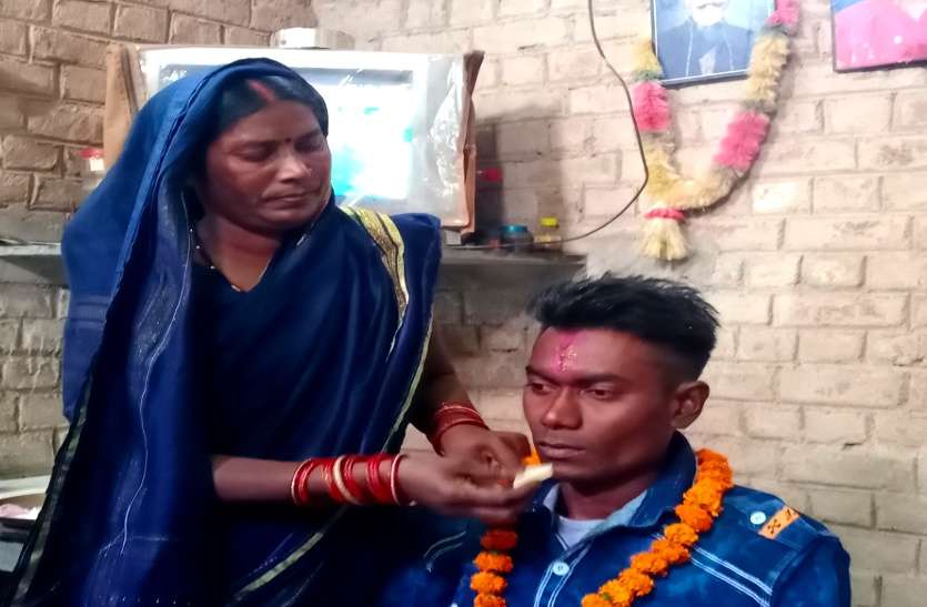 गांव की गलियों में खेलने वाले बेटे बन गए फौजी, माताओं ने माथा चूमकर नम आंखों से देश की रक्षा के लिए किया विदा